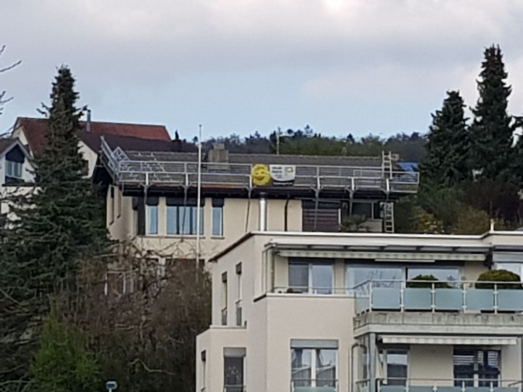 helionauten's tweet photo. #EGch Montage-Crew (Standort #Zürich) grüsst aus #Winkel: Die #Dachrandsicherung ist installiert. Jetzt können die Arbeiten für eine neue #Solaranlage starten. #Solarprofis @work https://t.co/IevSdByJmN https://t.co/aUCwVLTF5l