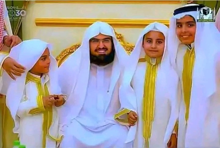 MuhdYahyaFodio's tweet photo. Sheikh Abdurahaman sudais and his children's ya Allah blessed them and guide them to the strait way ameen 🙏 https://t.co/jouzcwzUFz