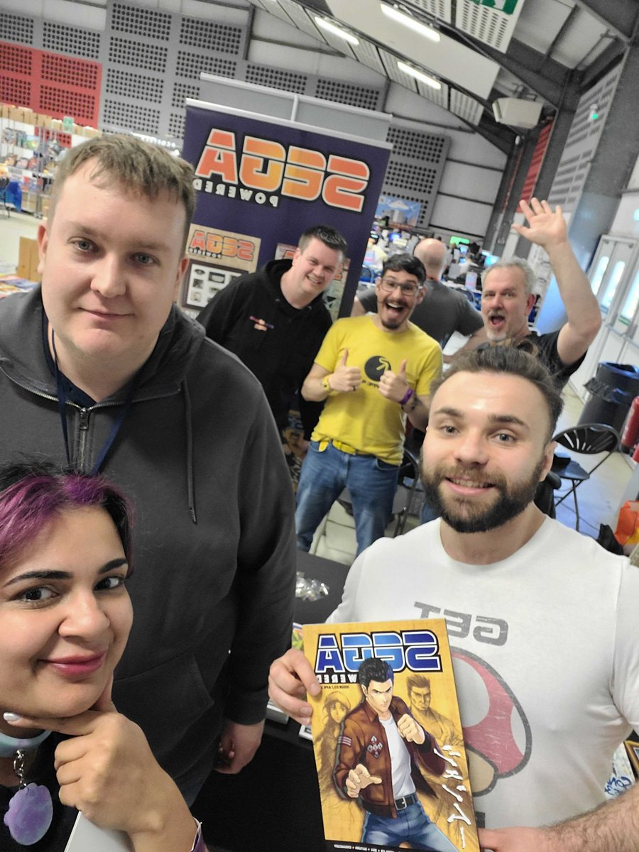 hades_kitty's tweet photo. It was mint meeting my twitch buddies who love Shenmue @NickFights BadTasteBear as well as @segapowered_mag who did a issue exclusively on it too ! Shout out to meeting @marc_jowett who did a guest blog for @AntstreamArcade 😎✌

#oll23 https://t.co/88AyYtWkno