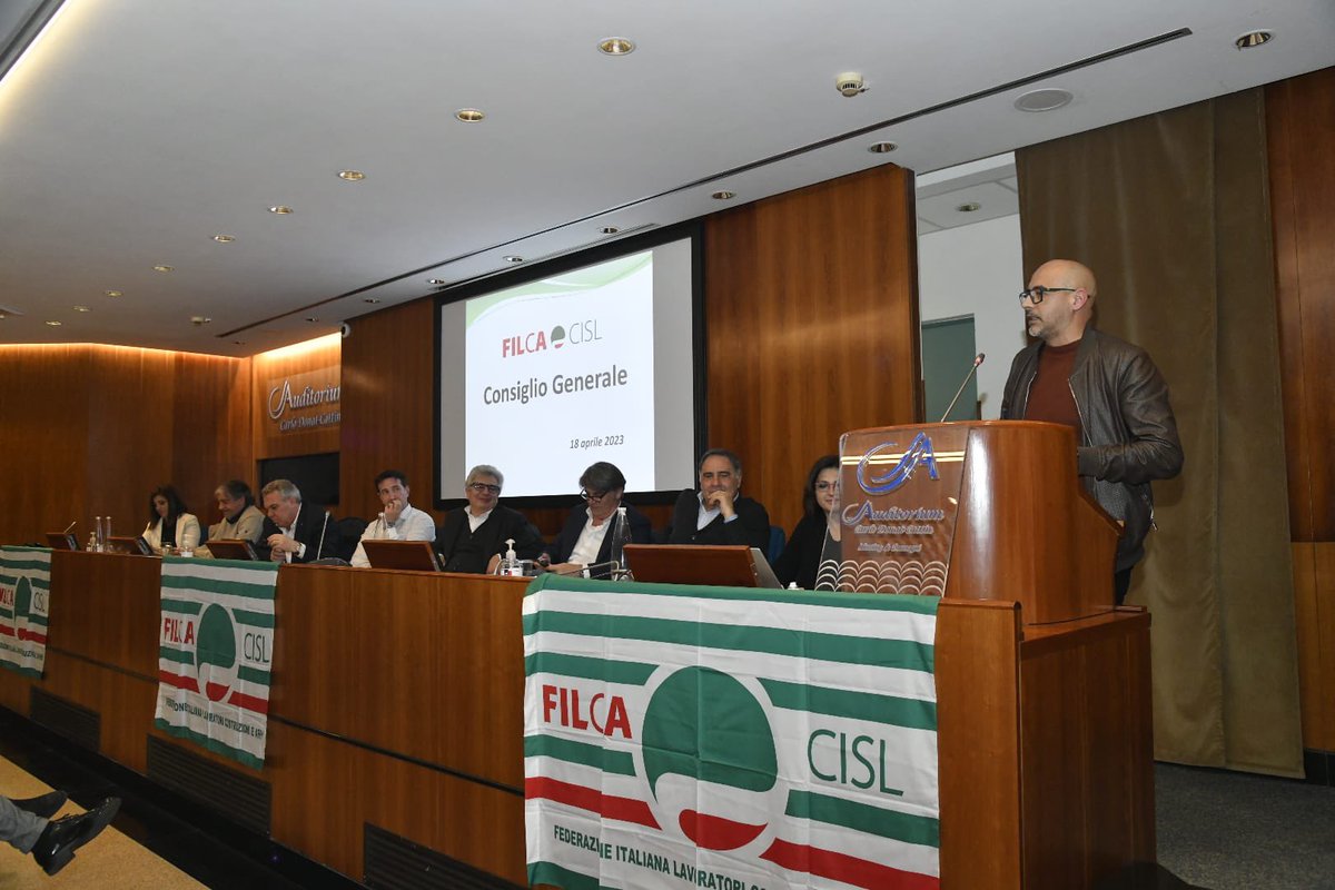 filcabari's tweet photo. #Roma Consiglio generale Filca nazionale, col segretario generale Cisl Luigi Sbarra. Luigi #Sideri: pieno sostegno della Filca Bari alle proposte su #Pnrr, #Codice #Appalti, #bonusedilizi. Nel territorio prosegue la nostra azione sindacale, con ottimi risultati sul proselitismo. https://t.co/CYp3B7JC9R