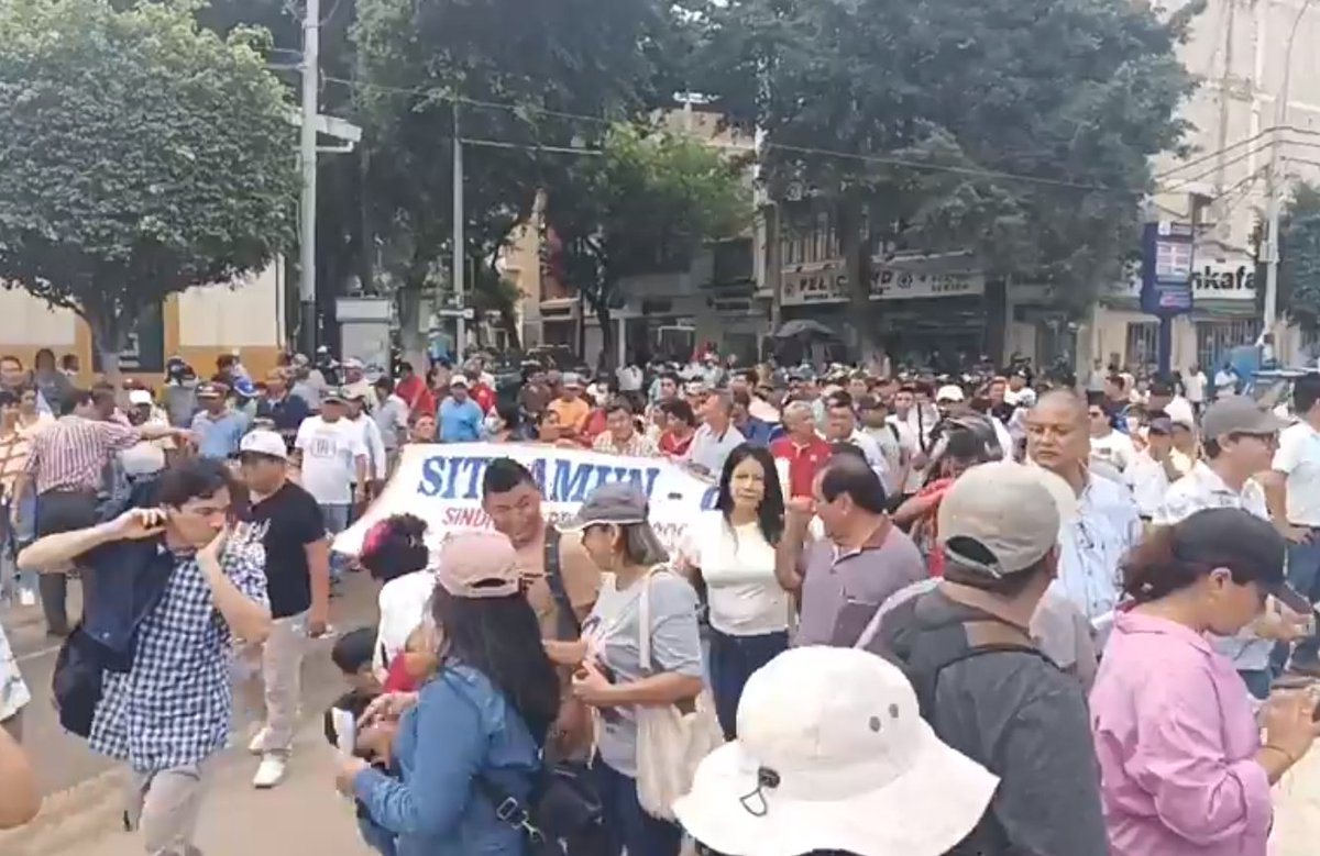 aldiaperupe's tweet photo. #ParoNacional: Desde tempranas horas de la mañana gran cantidad de manifestantes se desplaza por las calles de Piura reclamando la falta de apoyo del régimen de Dina Boluarte ante los daños causados por el niño costero. #DinaRenuncia

#TAG: Tumbes Puno Rosa Fuentes Wong Chiclayo https://t.co/f1cidKfvv1