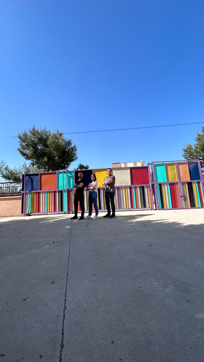 Okulumuz giriş kapısı rengarenk renklerle boyandı. Emek veren okul idaresi ve personeline teşekkür ederiz.