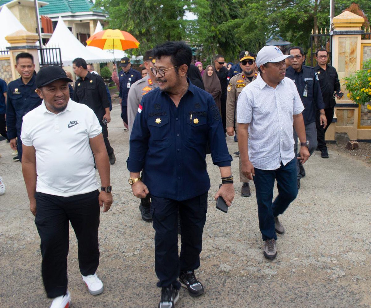 BarantinRI's tweet photo. Karantina Parepare Dampingi Kunjungan Kerja Mentan SYL

Minggu (16/4) - Jelang Lebaran, Kepala @karantina_pare2, A. Azhar dampingi kunjungan kerja Menteri Pertanian Syahrul Yasin Limpo (Mentan SYL) beserta jajaran di Kabupaten Sidrap dan Pinrang, Sulawesi Selatan.#LaporKarantina https://t.co/UA5VYReNVG