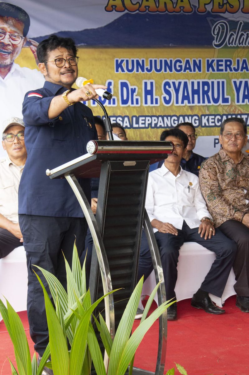 BarantinRI's tweet photo. Karantina Parepare Dampingi Kunjungan Kerja Mentan SYL

Minggu (16/4) - Jelang Lebaran, Kepala @karantina_pare2, A. Azhar dampingi kunjungan kerja Menteri Pertanian Syahrul Yasin Limpo (Mentan SYL) beserta jajaran di Kabupaten Sidrap dan Pinrang, Sulawesi Selatan.#LaporKarantina https://t.co/UA5VYReNVG