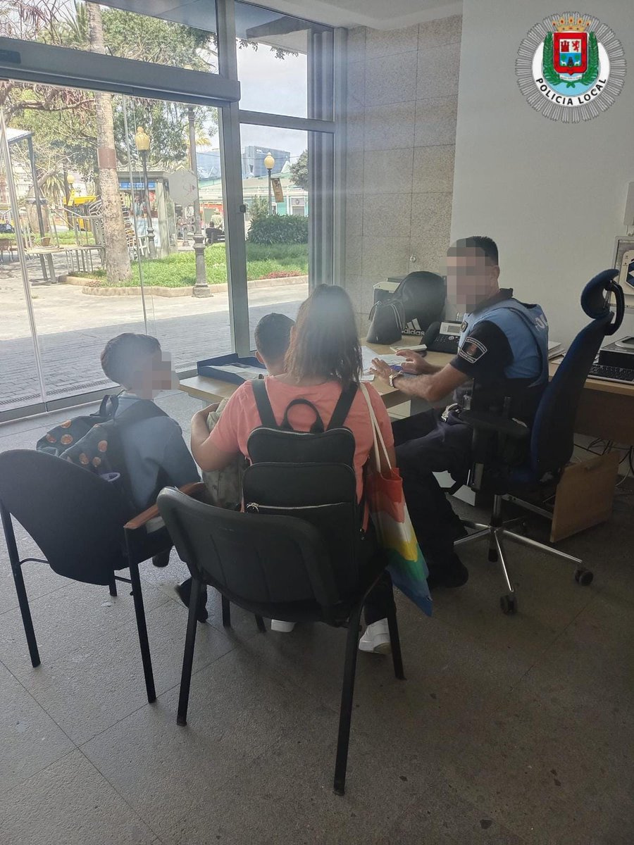 PoliciaLPA's tweet photo. Hoy hemos recibido a una madre y sus dos hijos👮‍♂️, entregaron una cartera extraviada en el Parque Santa Catalina que contenía 2500 € en efectivo, documentación, tarjetas bancarias y boletos de loterías. 
Gracias a su colaboración, se pudo entregar la cartera a su propietaria👩‍👦‍👦👏 https://t.co/SIBU5HIkfO
