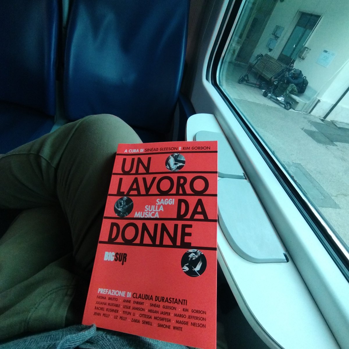 Leggointreno's tweet photo. Regionale delle 16.42, in ritardo. Piove.
Mi consolo leggendo "Un lavoro da donne" - @edizioniSUR - e ascoltando Linda Sharrock a tutto volume.
#libri #lettura #readerscomunity
#leggere https://t.co/niGRSzfPOS