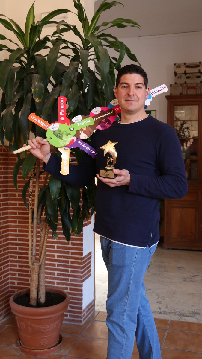 colemariaasunta's tweet image. Queremos felicitar a nuestro profesor Pepe Fuster, por ganar el VESS Hero Award, un reconocimiento que se entrega por parte de @edu1st a los mejores formadores de la red internacional de colegios VESS. ¡Enhorabuena! 🥳 

#modelovess #formadoresvess #edufirst #colegiomariaasunta