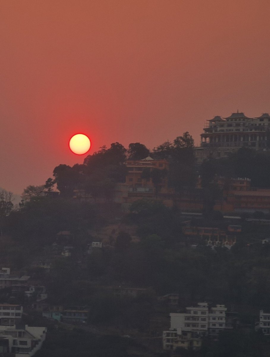 Ujjen8's tweet photo. That's how the most polluted sunset looks like. https://t.co/Gs1ccdQSbq