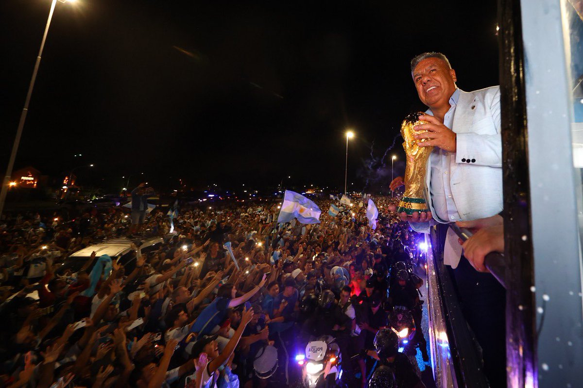 tapiachiqui's tweet image. Un día como hoy, hace 13 años, celebre el ascenso a la B Metro con Barracas Central. Esa tarde disfruté mi primer título como dirigente.🏆Hace 4 meses levantamos la copa del mundo, para alegría de un país entero. Cambiaron muchas cosas. La esencia es la misma. Vamos por más!!