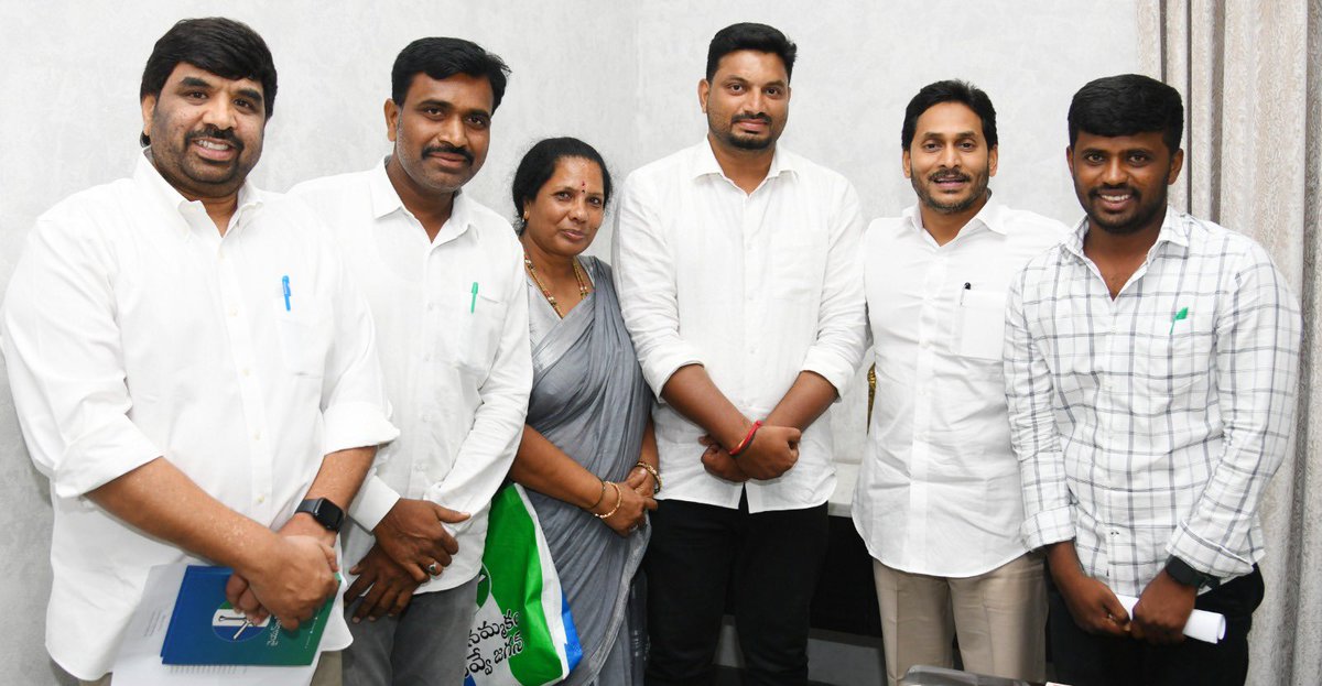 ysjagan's tweet photo. It was a pleasure meeting some of our dedicated grassroots soldiers, who have tirelessly visited every household in their Sachivalayams, taking our message of progress and development to every doorstep. 

Proud of our @YSRCParty Kutumbam! https://t.co/b818JK0EKM