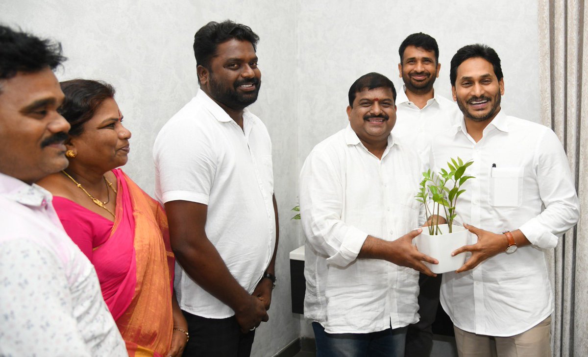 ysjagan's tweet photo. It was a pleasure meeting some of our dedicated grassroots soldiers, who have tirelessly visited every household in their Sachivalayams, taking our message of progress and development to every doorstep. 

Proud of our @YSRCParty Kutumbam! https://t.co/b818JK0EKM