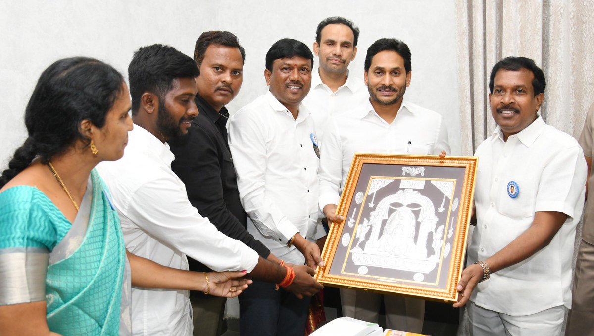 ysjagan's tweet photo. It was a pleasure meeting some of our dedicated grassroots soldiers, who have tirelessly visited every household in their Sachivalayams, taking our message of progress and development to every doorstep. 

Proud of our @YSRCParty Kutumbam! https://t.co/b818JK0EKM