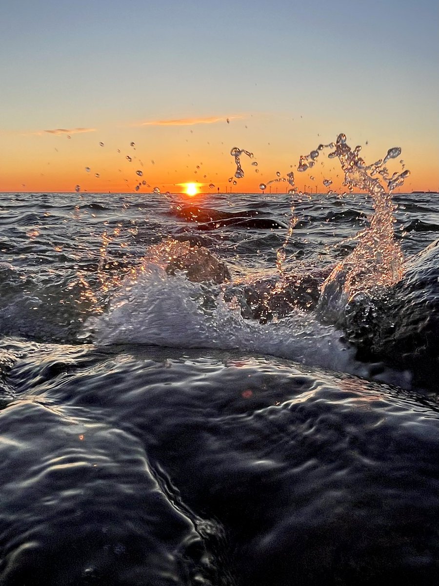 #Kallo Island in #Pori, #Finland 

#forfreedom #forpeace

”There’s so many ways to #sparkle or #SpreadLittleJoy. It means so many different things to so many different beings. But this is me,” the little #icefree #wave cheered and waved to the #sunset. - Yes, she made me #smile.
