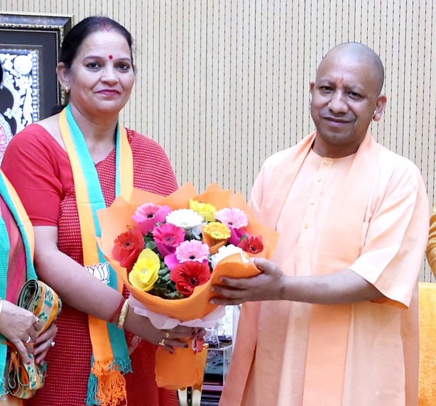 Sushma_Kharkwal's tweet photo. उत्तर प्रदेश के जनसेवक,श्रद्धेय माननीय मुख्यमंत्री श्री योगी आदित्यनाथ जी आर्शीवाद प्राप्त कर नईऊर्जा प्राप्तहुई नगर निकाय चुनाव में देवतुल्य जनताएवं कार्यकर्त्ताओं के सहयोग से ऐतिहासिक विजयके साथ ट्रिपल इंजन की सरकार बनाकर राजधानी लखनऊमें विकास और उन्नति के नएआयामस्थापित करेंगे https://t.co/umzCc9mJSe