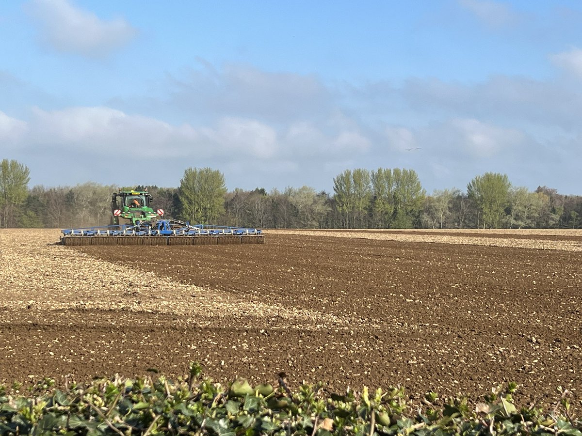 deanfarming's tweet photo. Working land down for sugar beet for @BritishSugar. Fantastic output from the 12m Dalbo and the @JohnDeere 9RX and even some dust! https://t.co/zLSPI6JxGL