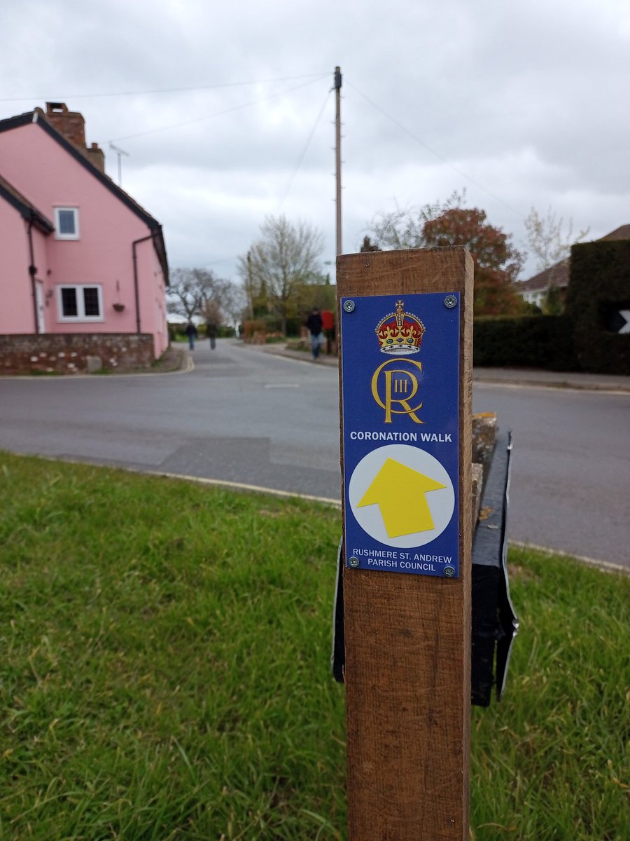 GreenwaysProj's tweet photo. Installation of the waymarking today for the Rushmere St Andrew Coronation Walk route. Along with path cutting and impromptu path surface improvements utilising fly-tipped rubble! @EastSuffolk @IpswichGov #volunteers #pathwork #coronationwalk #rushmerestandrew #waymarker https://t.co/Bjwz06FEc2