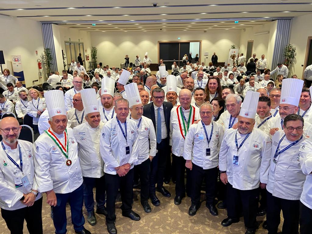 Gian Marco Centinaio (@giamma71) on Twitter photo Con i miei amici della <a href="/Federcuochi/">Federcuochi Italia</a> mi sento a casa.
Il loro lavoro merita di essere riconosciuto e valorizzato. Non possono stare in cucina fino a 18 ore al giorno, senza turni o il riconoscimento di lavoro usurante. È giusto che il governo valuti le loro richieste. Con i miei amici della <a href="/Federcuochi/">Federcuochi Italia</a> mi sento a casa.
Il loro lavoro merita di essere riconosciuto e valorizzato. Non possono stare in cucina fino a 18 ore al giorno, senza turni o il riconoscimento di lavoro usurante. È giusto che il governo valuti le loro richieste.