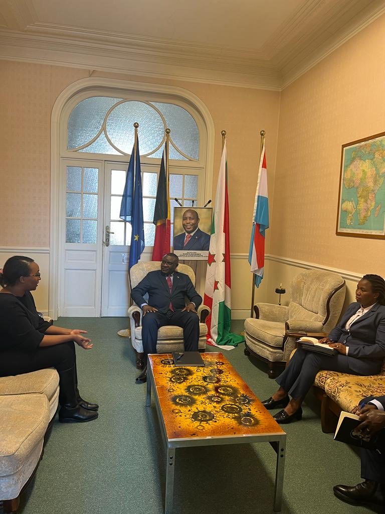 NtahirajaThren1's tweet photo. Ce 18/4/2023, j’étais ravi d’échanger avec Mme Karen KANEZA, Vice-Présidente du Forum de la Jeunesse africaine en Europe et Cheffe du Cabinet de l’Echevin chargé de la coopération internationale à Ixelles, sur l’encadrement de la jeunesse en entreprenariat ⁦@NtareHouse⁩ 🇧🇮 https://t.co/ls11JCUrYR