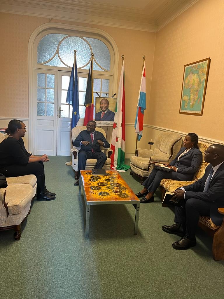 NtahirajaThren1's tweet photo. Ce 18/4/2023, j’étais ravi d’échanger avec Mme Karen KANEZA, Vice-Présidente du Forum de la Jeunesse africaine en Europe et Cheffe du Cabinet de l’Echevin chargé de la coopération internationale à Ixelles, sur l’encadrement de la jeunesse en entreprenariat ⁦@NtareHouse⁩ 🇧🇮 https://t.co/ls11JCUrYR