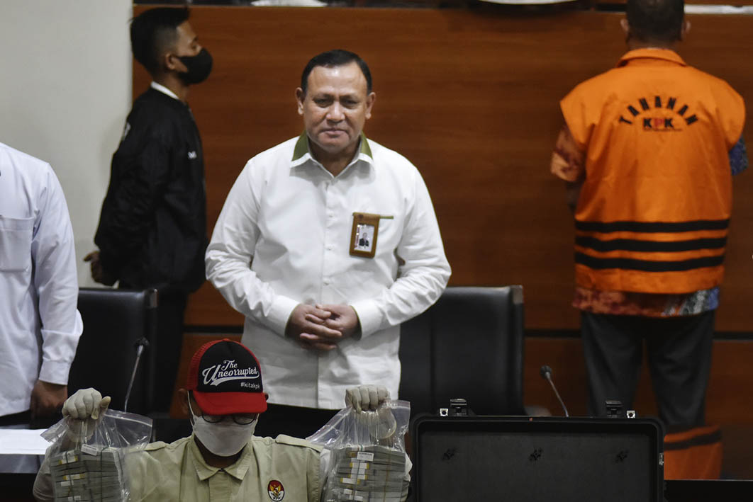 Dokumen KPK yang bocor ke Kementerian ESDM diduga surat perintah OTT.

Operasi penangkapan itu diduga gembos dari dalam KPK.

#TempoThread