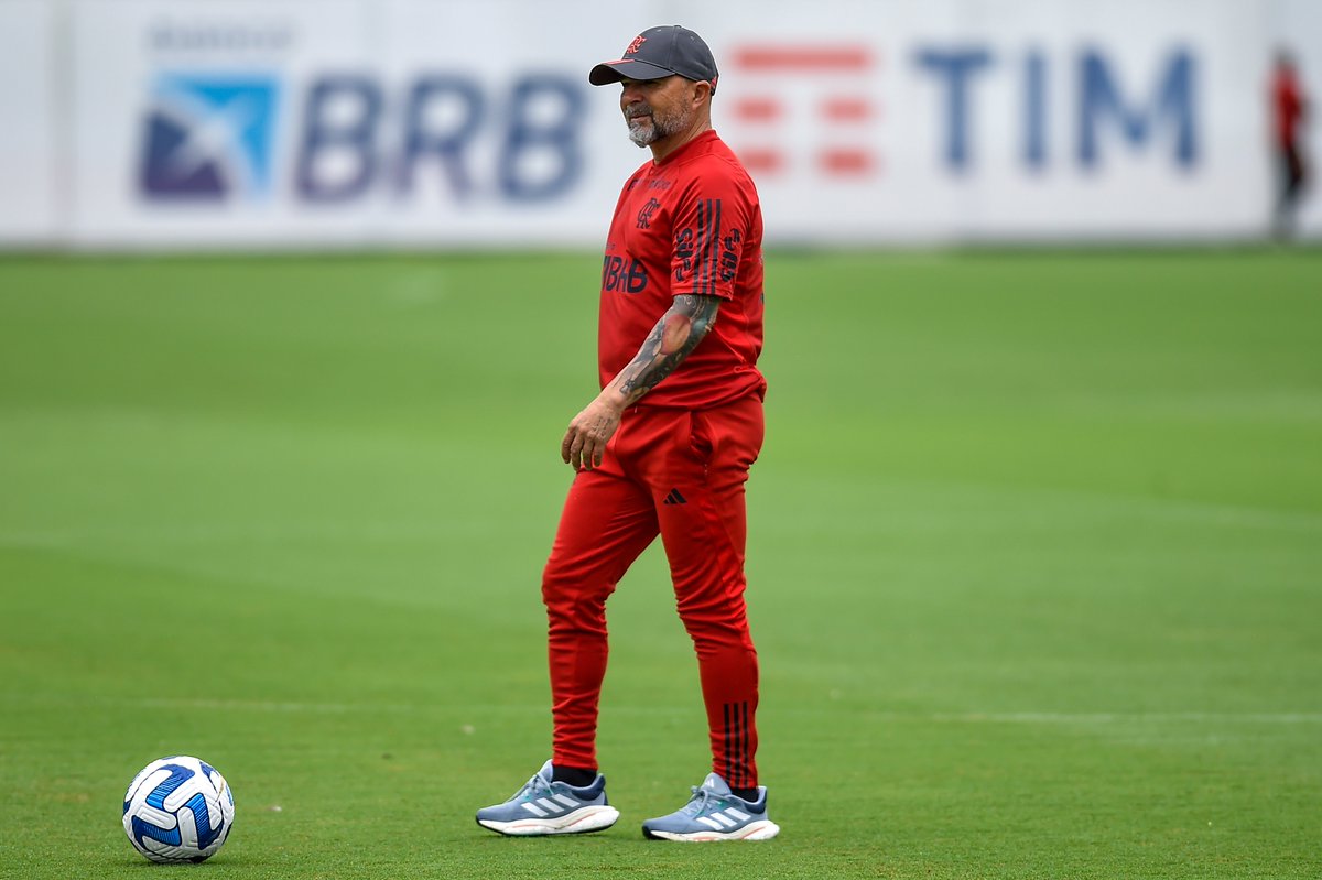 fla_infos's tweet photo. Flamengo treinou hoje na parte da manhã, pois Sampaoli é adepto de treino nesse período.

No entendimento dele, isso faz com que os atletas durmam mais cedo, se alimentem de maneira mais saudável por ser no CT e ainda têm o período da tarde para fazer outro trabalho, caso necessário. 

🗞️[@venecasagrande]