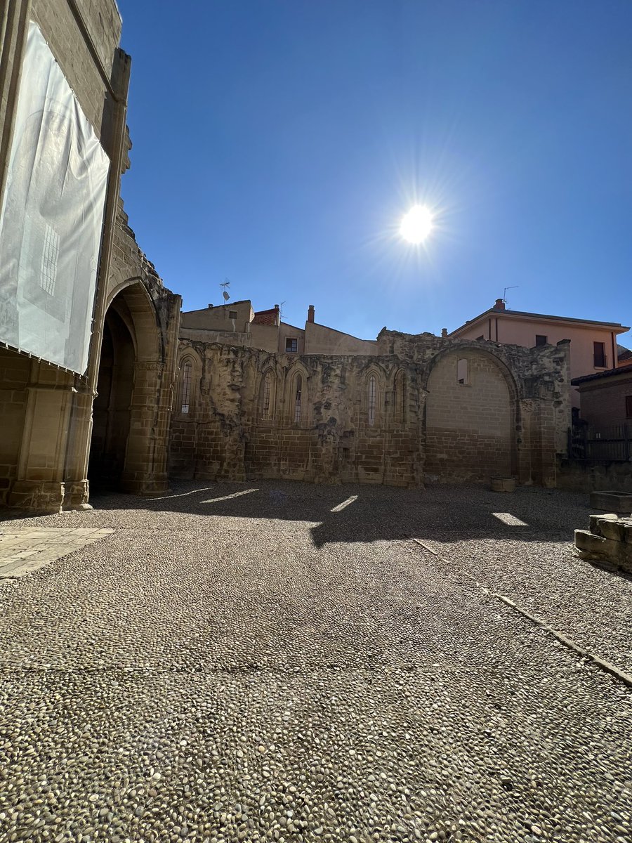 Reise_pilger's tweet photo. 18.4.22 #Viana am #caminofrances in #Spanien #españa #jakobsweg #compostella #santiagodecompostela #navarra #navarre #stadt #pilger #pilgrim #kirche https://t.co/l4nYqPyFOt