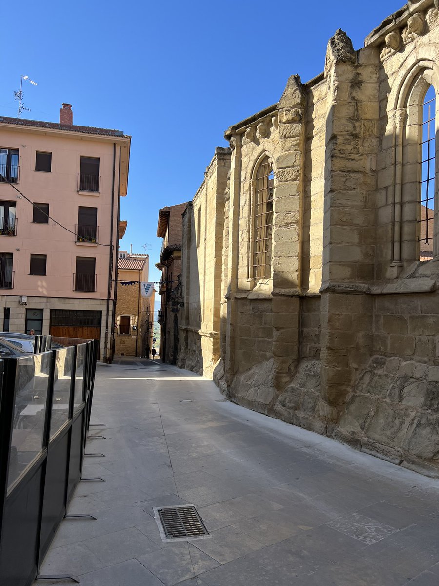 Reise_pilger's tweet photo. 18.4.22 #Viana am #caminofrances in #Spanien #españa #jakobsweg #compostella #santiagodecompostela #navarra #navarre #stadt #pilger #pilgrim #kirche https://t.co/z8LLieCrMr