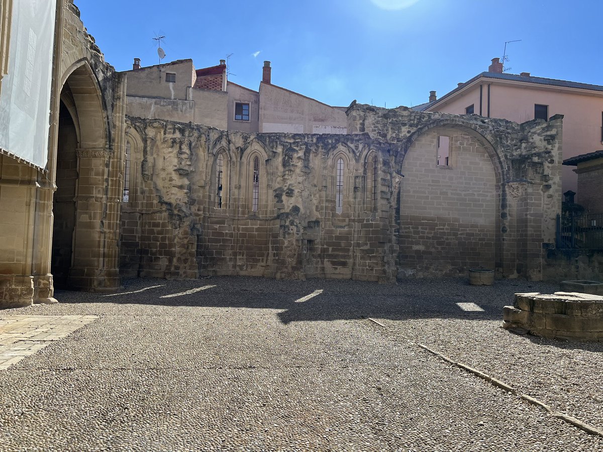 Reise_pilger's tweet photo. 18.4.22 #Viana am #caminofrances in #Spanien #españa #jakobsweg #compostella #santiagodecompostela #navarra #navarre #stadt #pilger #pilgrim #kirche https://t.co/z8LLieCrMr
