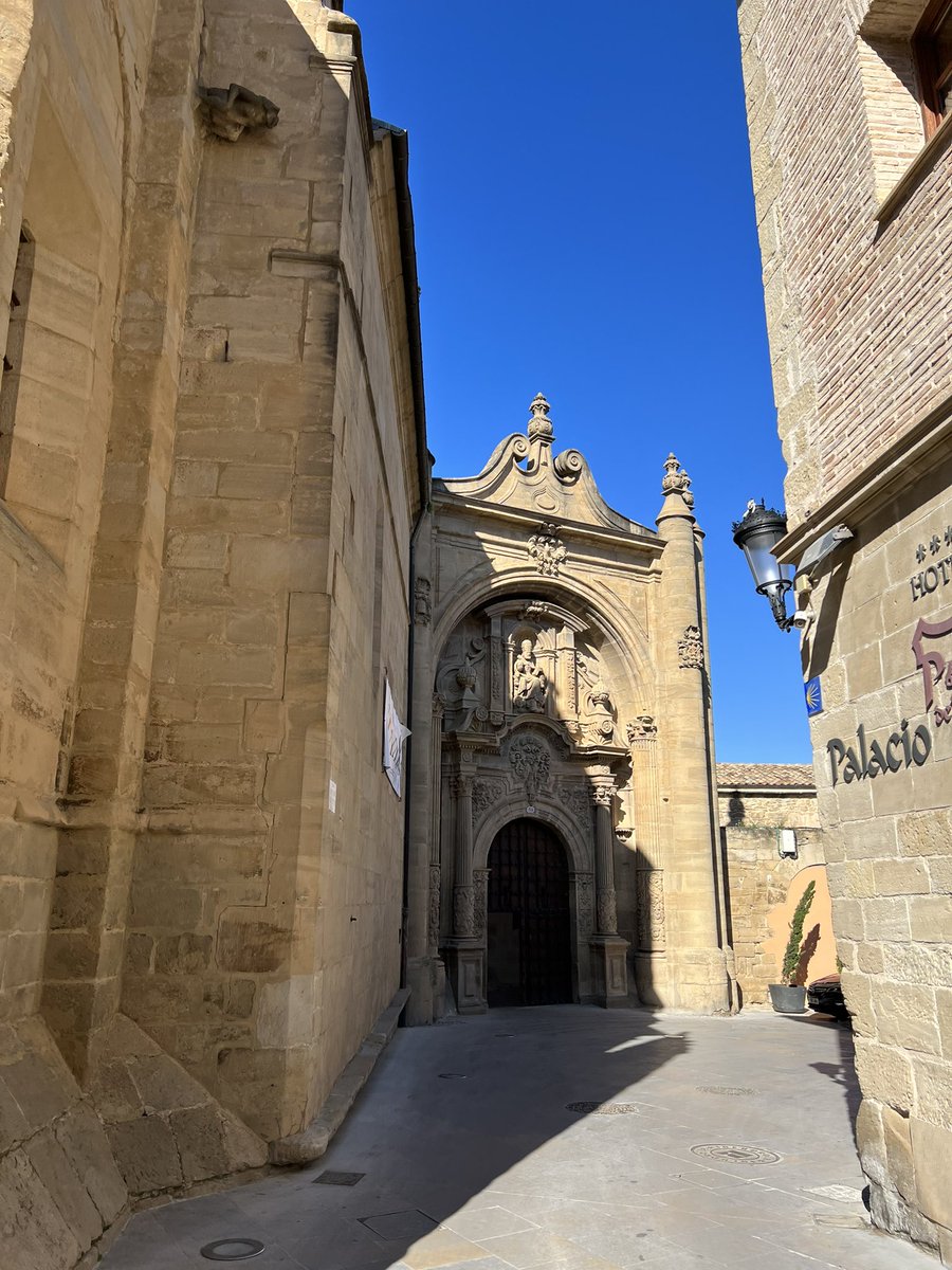 Reise_pilger's tweet photo. 18.4.22 #Viana am #caminofrances in #Spanien #españa #jakobsweg #compostella #santiagodecompostela #navarra #navarre #stadt #pilger #pilgrim #kirche https://t.co/z8LLieCrMr