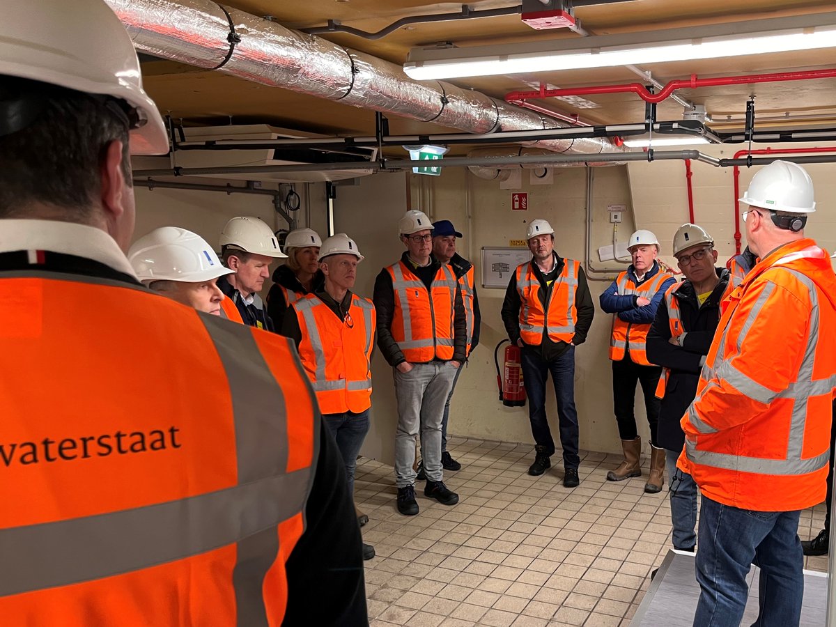 IT raakt ons werk op alle vlakken, bij onze gebouwen,  aanlegprojecten én vervanging en renovatie. Daarom boden we onze IT-partners een uniek kijkje achter de schermen bij de Velsertunnel, A9 en Zeesluis IJmuiden. #vitaleinfra👉 bit.ly/3KLyEdp