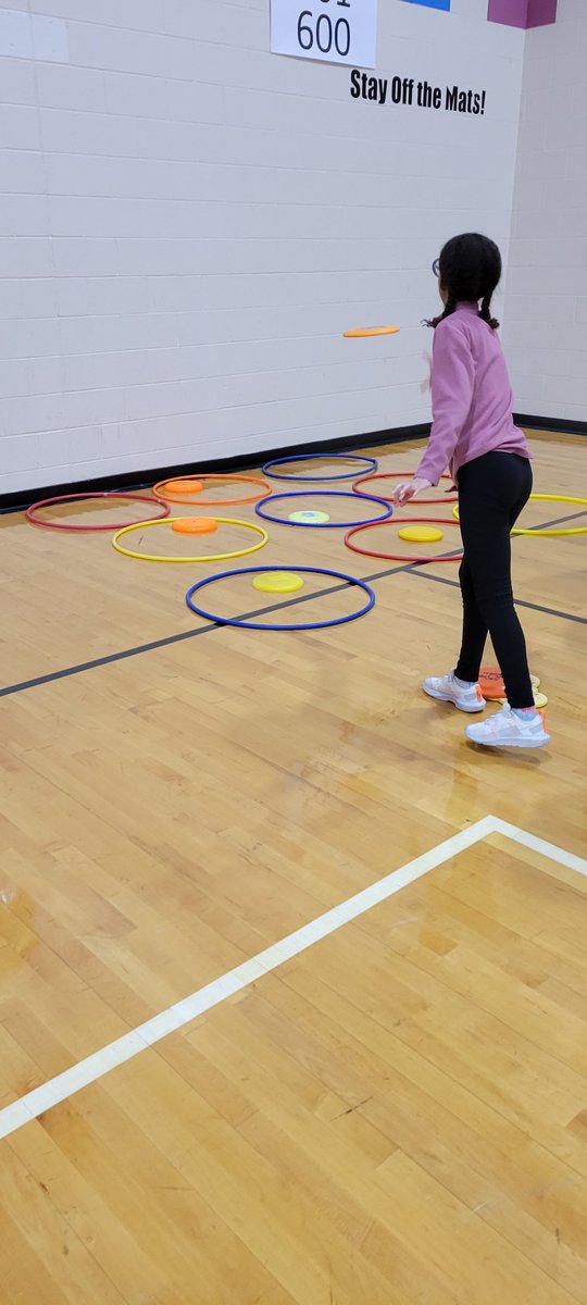 cironsWMEPE's tweet photo. Frisbee tic tac toe.  We are not just working on frisbee skills. We are working on problem solving, strategy, communicating and collaborating https://t.co/hMXaMQuiQ5
