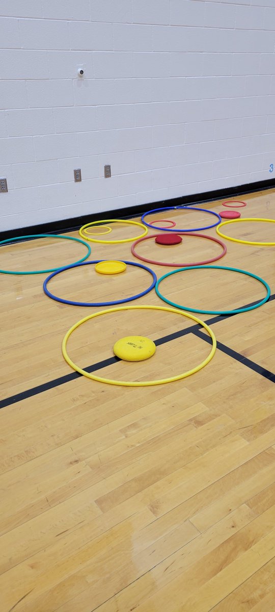 cironsWMEPE's tweet photo. Frisbee tic tac toe.  We are not just working on frisbee skills. We are working on problem solving, strategy, communicating and collaborating https://t.co/hMXaMQuiQ5