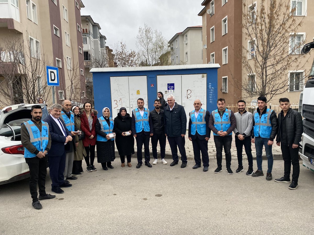 AkAziziyeGK's tweet photo. İFTARA🤚KALA.
İftara yetişemeyen vatandaşlarımıza Milletvekili adayımız @ozmehmetemin ile birlikte iftarlık ikramında bulunduk. Endişelenmeyin Ak gençlik heryerde. https://t.co/q5VsIhmj75