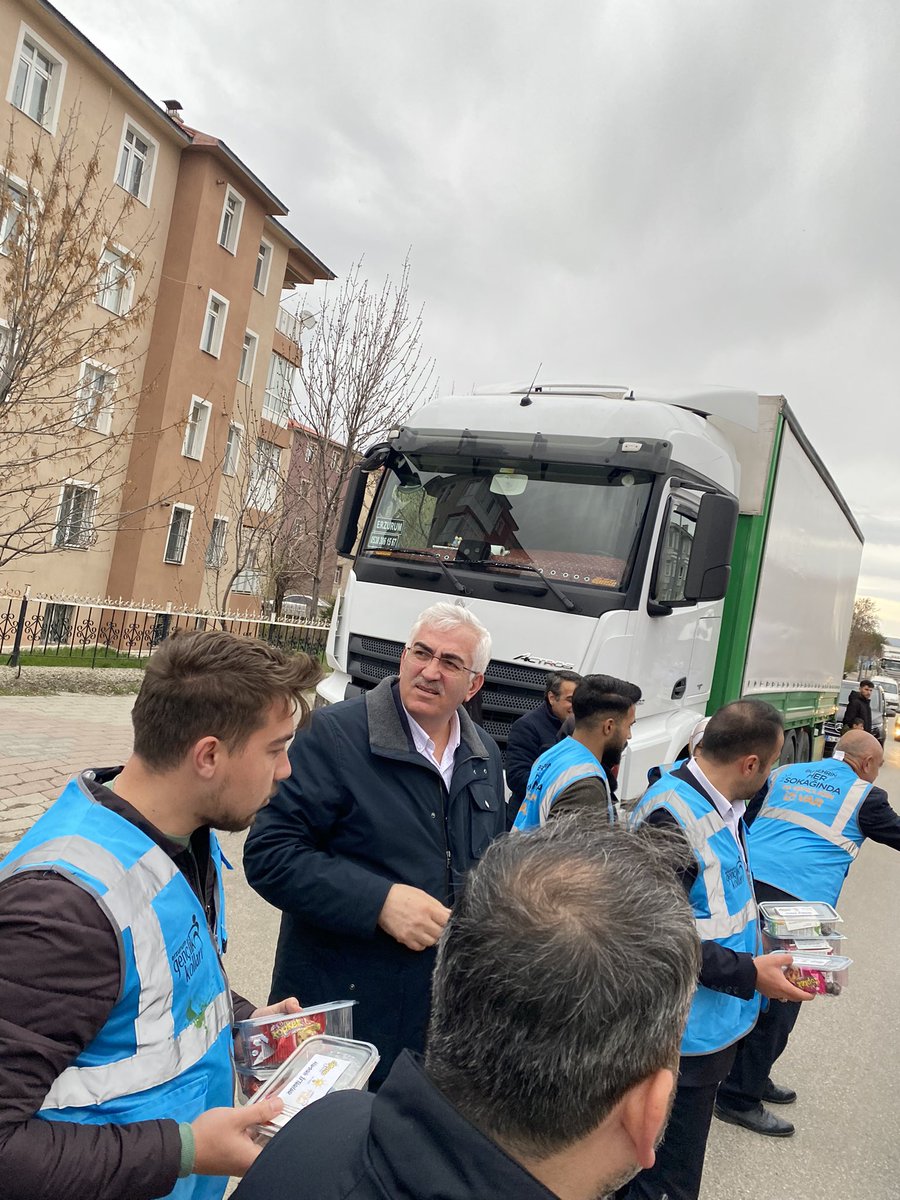 AkAziziyeGK's tweet photo. İFTARA🤚KALA.
İftara yetişemeyen vatandaşlarımıza Milletvekili adayımız @ozmehmetemin ile birlikte iftarlık ikramında bulunduk. Endişelenmeyin Ak gençlik heryerde. https://t.co/q5VsIhmj75