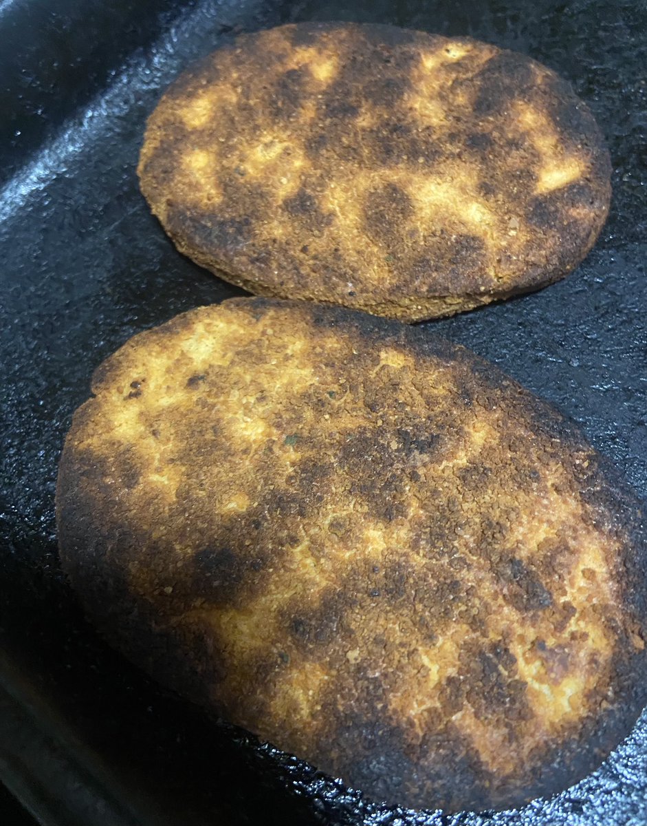Lady__Mermelada's tweet photo. El #SanTip del día… cuando pongan algo en el horno, estén atentos, no se pongan a boludear con el celu porque se les puede quemar 😟. Me quedaron crocantitas las milas https://t.co/q5z1YjOjPx