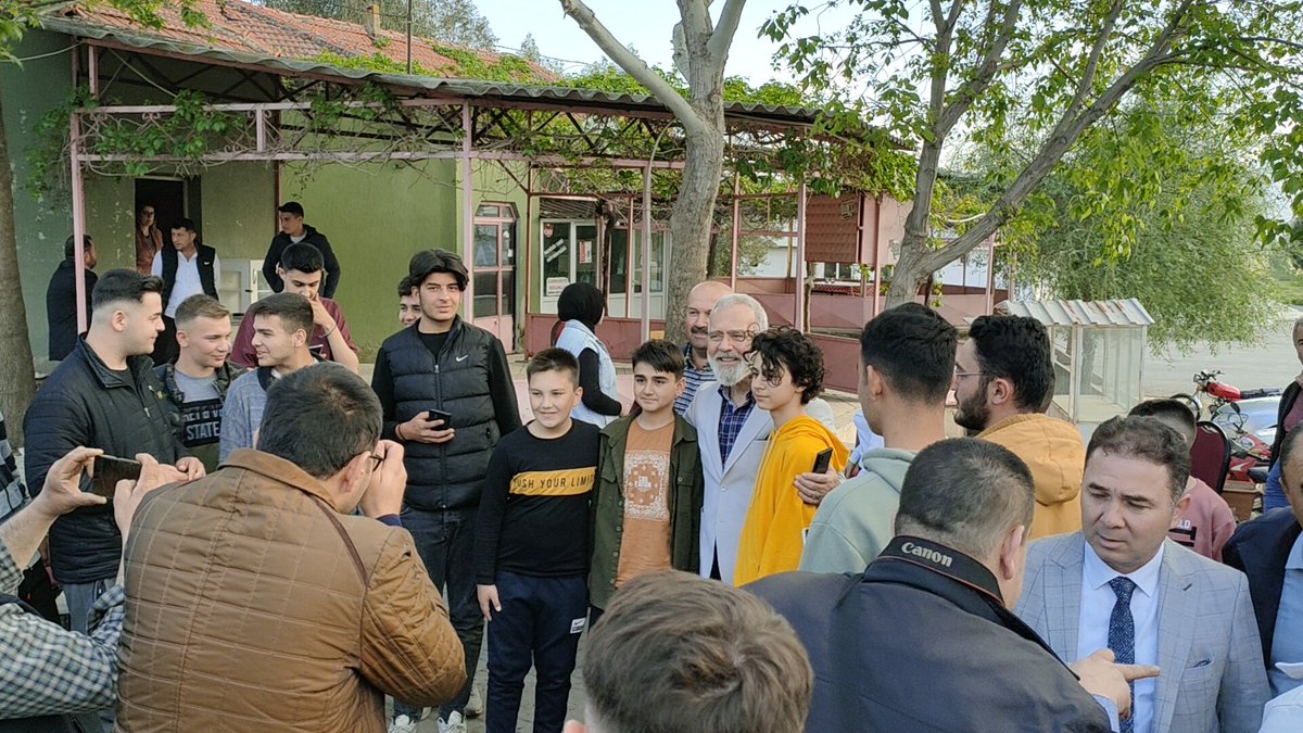Yenisehirlioglu's tweet photo. Alaşehir Killik kasabası sizi seviyorum.
#Alaşehir  #Killik @AlasehirAkparti https://t.co/RdeINWhNaQ