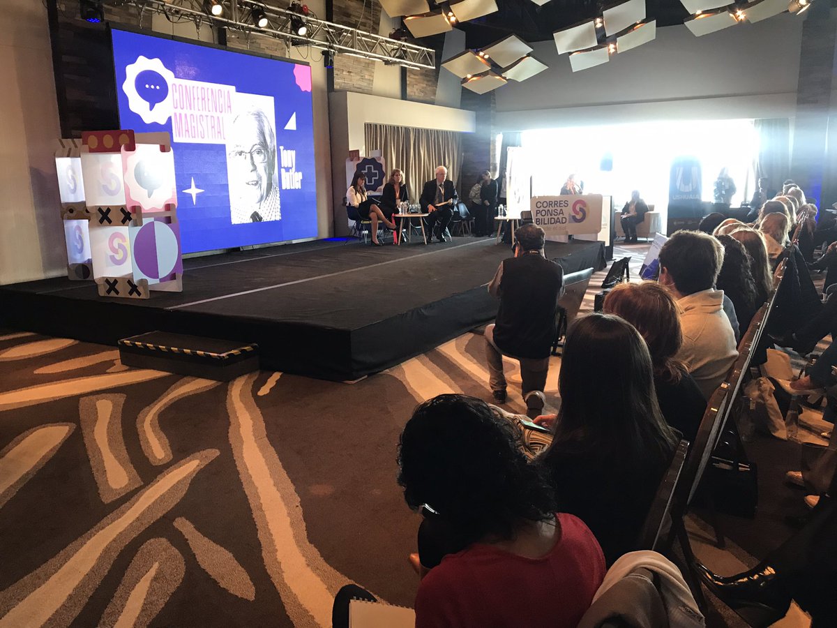 Comienza la conferencia magistral del doctor en psicología, consultor de protección infantil Tony Butler ante un salón colmado de asistentes. “Los desafíos de las entrevistas a niños: Brindando apoyo a los niños y obteniendo evidencias”.