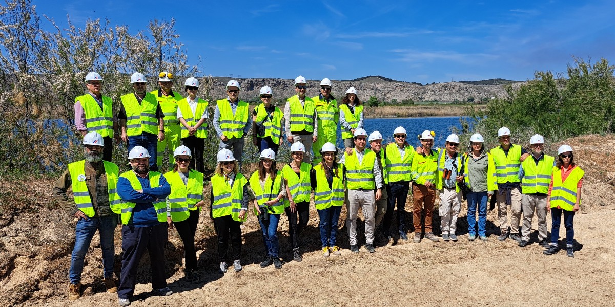 CemexEspana's tweet photo. La Asociación de Periodistas de Información Ambiental @APIA_es visitó en la gravera de Sotopajares para ver cómo una cantera es también un refugio y entorno de vida para diferentes especies de animales 🐸🦆y plantas🌱🌾. Convivencia  industria y naturaleza📷✅ @mineriayvida https://t.co/iUw7dRCyhW