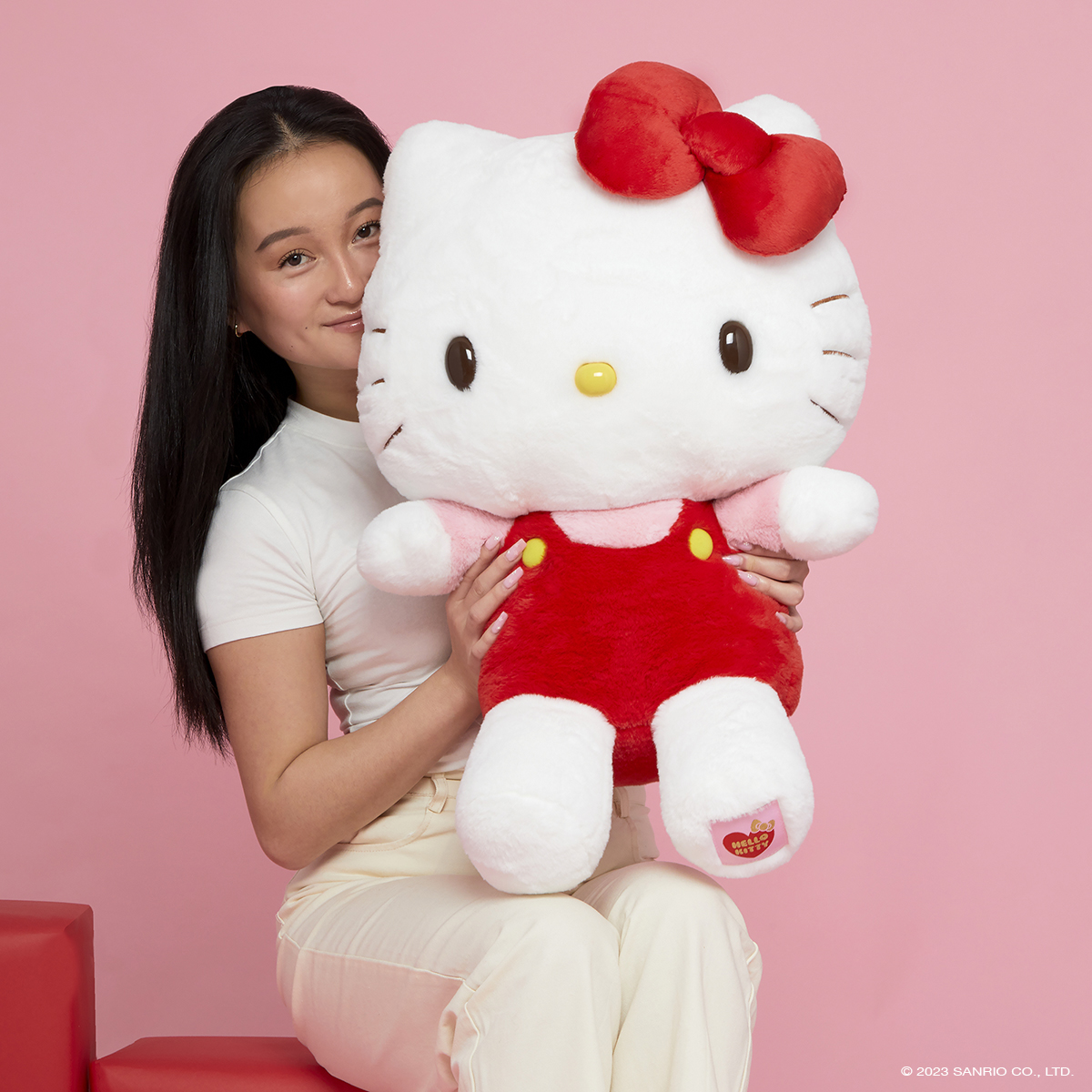 Hello Kitty on X: Extra large, extra cuddly, and extra cute 💕 Treat  yourself a Jumbo Hello Kitty plush! Shop now:    / X