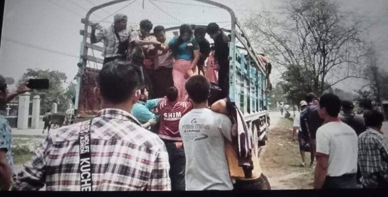 zawmoethant71's tweet photo. The #KIA saved the #Saifra villagers who were taken as HUMANSHIELD by terrorist military council from betw #KaMai & #HpaKant cities.
https://t.co/fQlgUHsLzG
#2023Apr18Coup
#WarCrimesOfJunta
#WhatsHappeningInMyanmar https://t.co/6YRbCZ7aV2