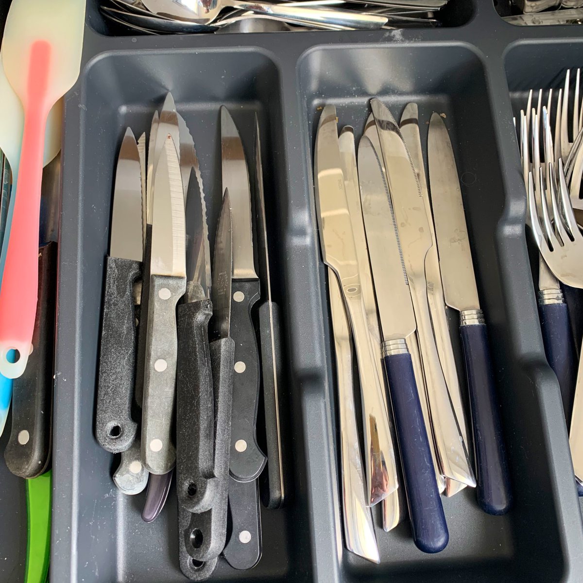 j'adore le concept très français du "couteau qui coupe"