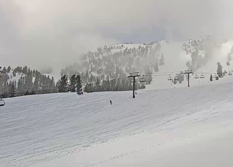 TahoeWeather's tweet photo. The ski areas on the north side of the lake are reporting 5-8" of new snow overnight from the cold front that moved through, and 2-4" for the ski areas on the south side.

📸of @MtRoseSkiTahoe Tuesday Morning. https://t.co/XPKKp94GLh