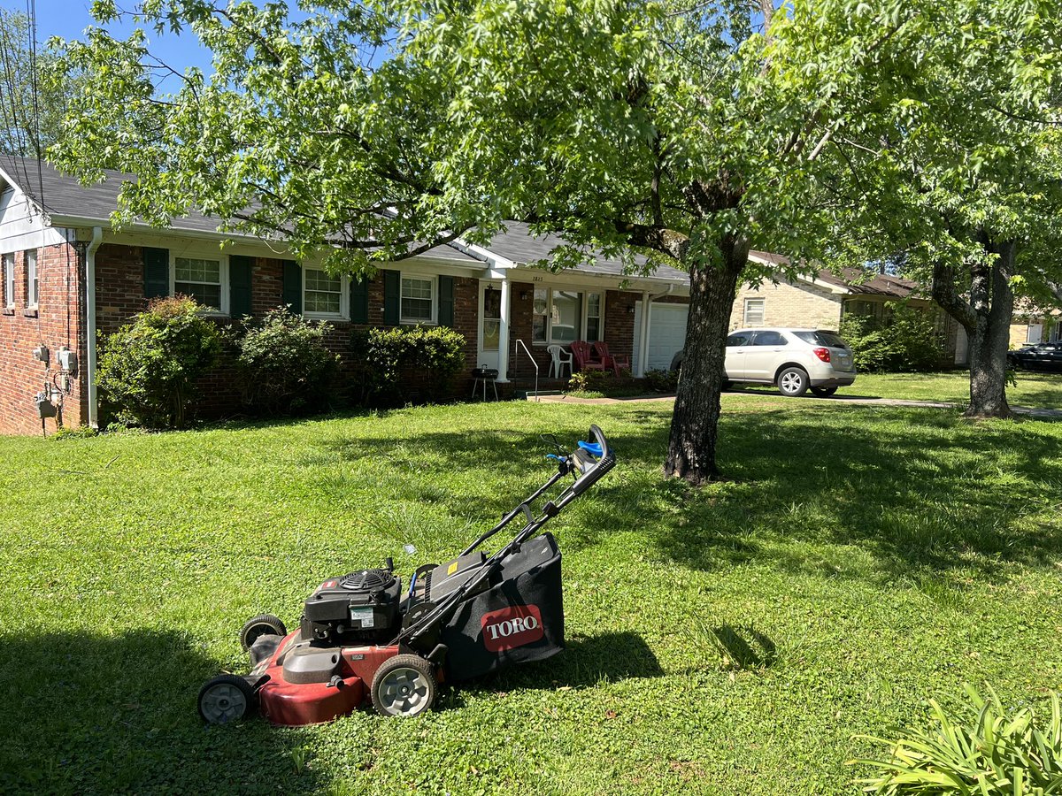 iamrodneysmith's tweet photo. This morning I had the pleasure of mowing Ms. Gus’s lawn . She was inside resting . Making a difference  one lawn at a time . https://t.co/U9N9Qe1SRQ