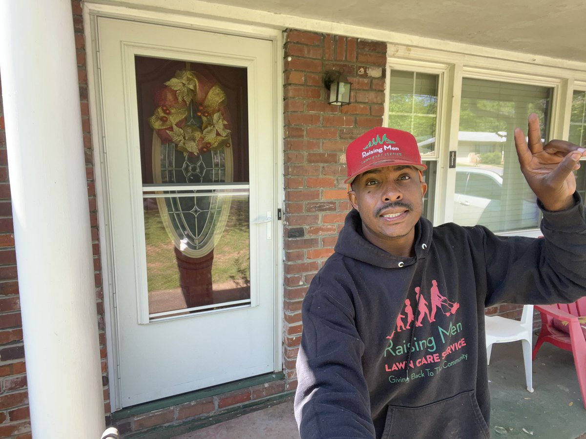 iamrodneysmith's tweet photo. This morning I had the pleasure of mowing Ms. Gus’s lawn . She was inside resting . Making a difference  one lawn at a time . https://t.co/U9N9Qe1SRQ