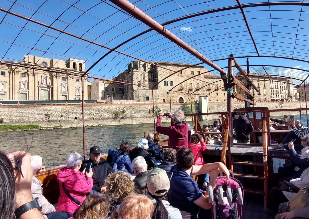 😀Contemplar la façana fluvial des del riu;
vistes úniques que només pots gaudir a bord <a href="/lo_sirgador/">Lo Sirgador</a> ...😄⛵️

📲 bit.ly/3bqwFdM

#Tortosa #TerresdelEbre #Cataluya

📷 @itineretarragona