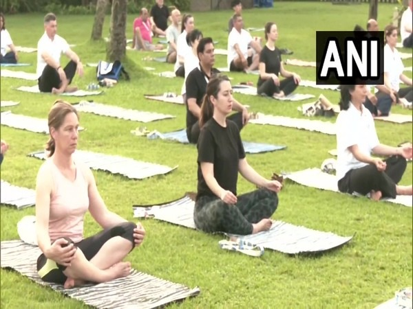 ani_digital's tweet photo. G20 delegates take part in Yoga session on sidelines of Health Working Group meeting
Read @ANI Story |
https://t.co/gYFgvwZRtK
#G20 #Yogasession #HealthWorkingGroup https://t.co/Fvkq2SzhHi