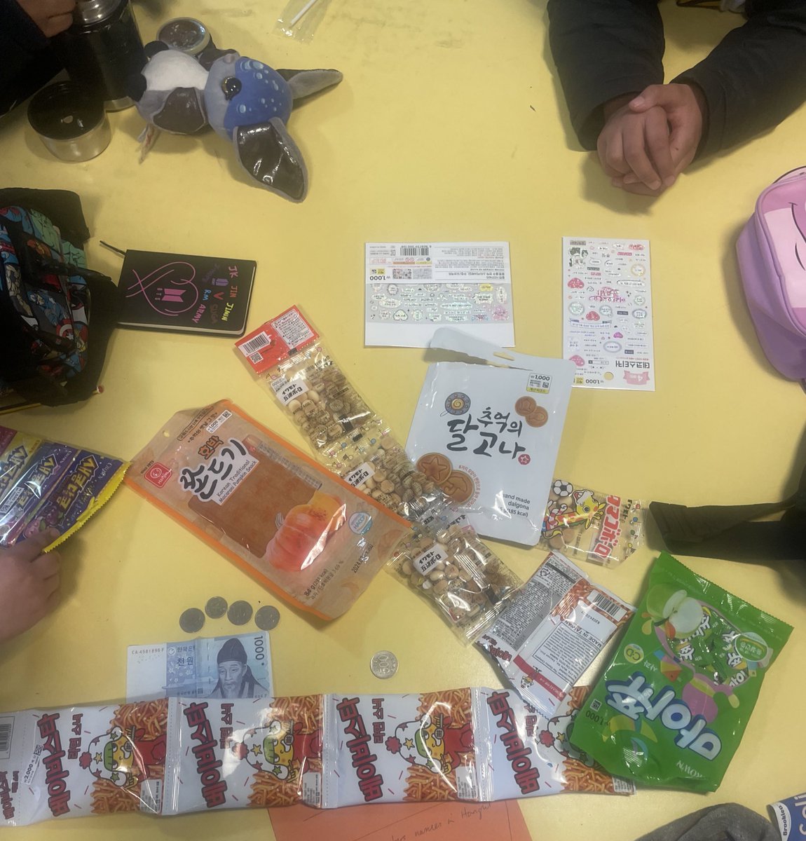 jacquimurphy71's tweet image. There are amazing people in this world ! The biggest thank you to Cara Sullivan @StAndrewsRCSec who took the time on her trip to South Korea 🇰🇷 to get some goodies for our Korean Club to experience and enjoy 👏👏💜💜 @StBenedictsPS @Glasgowlangs We loved them ! 🫶🏼🫶🏼😋