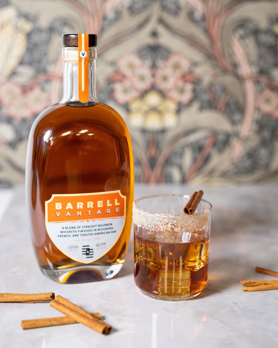 BarrellBourbon's tweet photo. Barrell Vantage lends a warm and creamy richness to an Old Fashioned - a timeless cocktail that never disappoints.
#BarrellCraftSpirits #BarrellBourbon #BarrellVantage #TuesdayTreat #bourbon #whiskey #whisky #cocktails #BlendedToNeverBlendIn https://t.co/JNzzJwRL2W