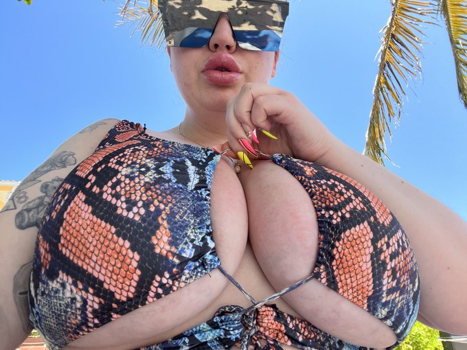 Will you help me with sunscreen? ☀️ https://t.co/jsIqo7nqCa