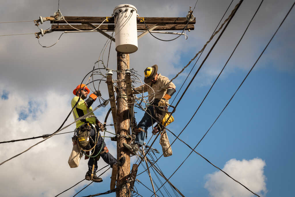 LADWP's tweet image. On this National #LineworkerAppreciationDay, and every day, we proudly recognize our LADWP #EssentialWorkers who help to provide the power we rely on, rain or shine, day or night.  We thank you for all that you do! 
#ThankALinewoman #ThankALineman